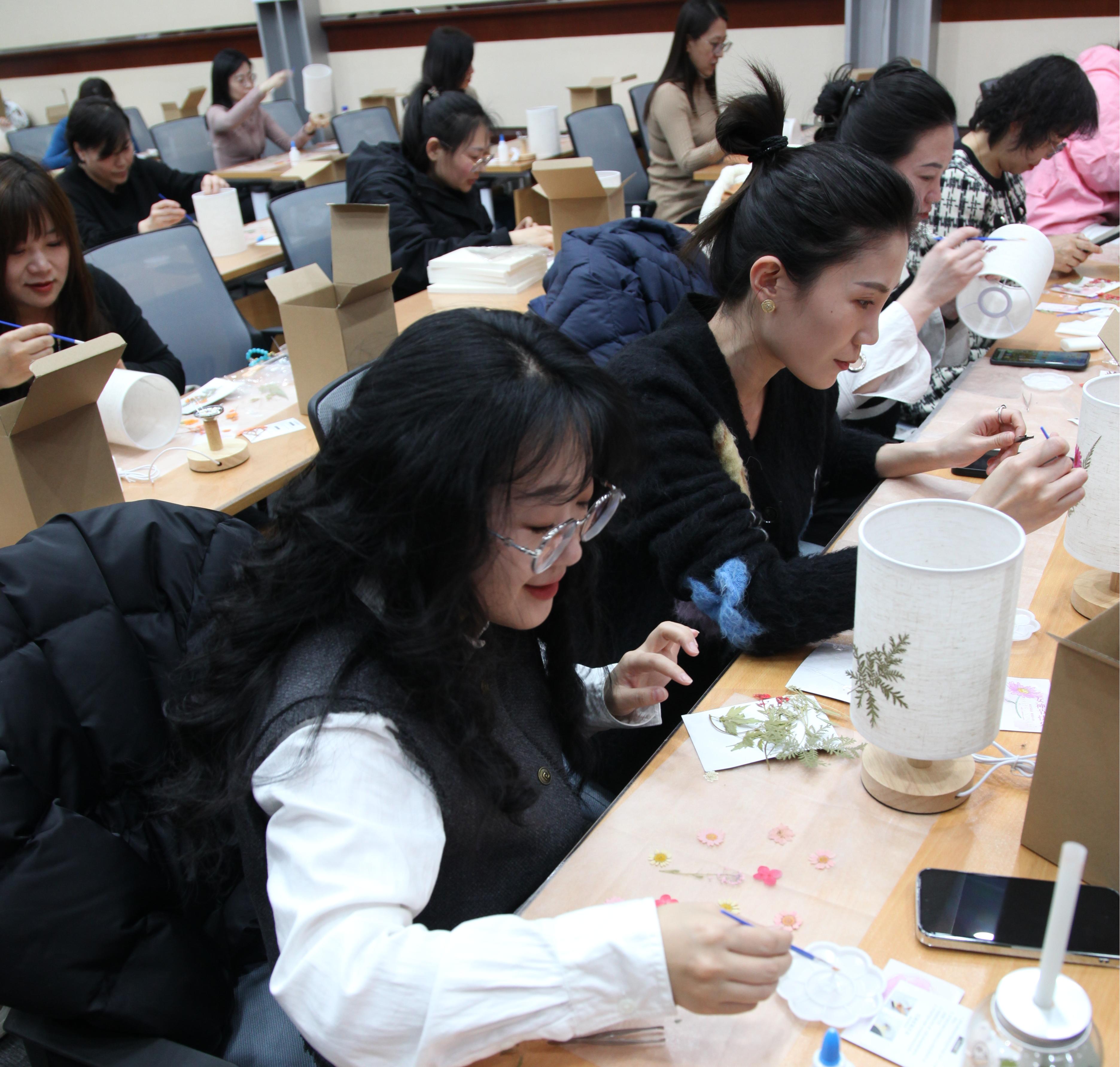 6.女職工制作壓花臺燈中.JPG